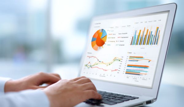 laptop bildschirm mit Daten und Charts